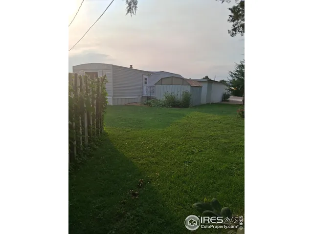 a view of a back yard