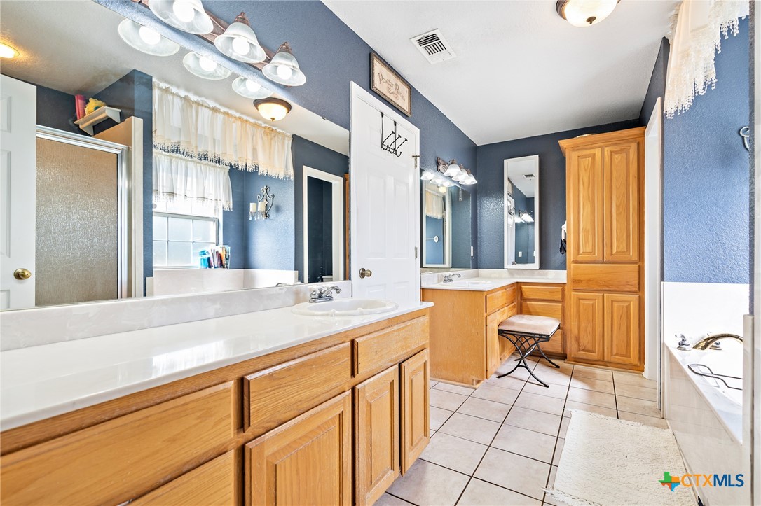 155 Western Ridge Road Gatesville, TX 76528 - Photo 19 of 26 a spacious bathroom with a sink mirror and a bathtub