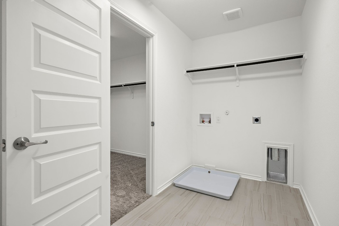 1817 Turtle Bay Loop Leander, TX 78641 - Photo 20 of 38 a view of an empty walk in closet