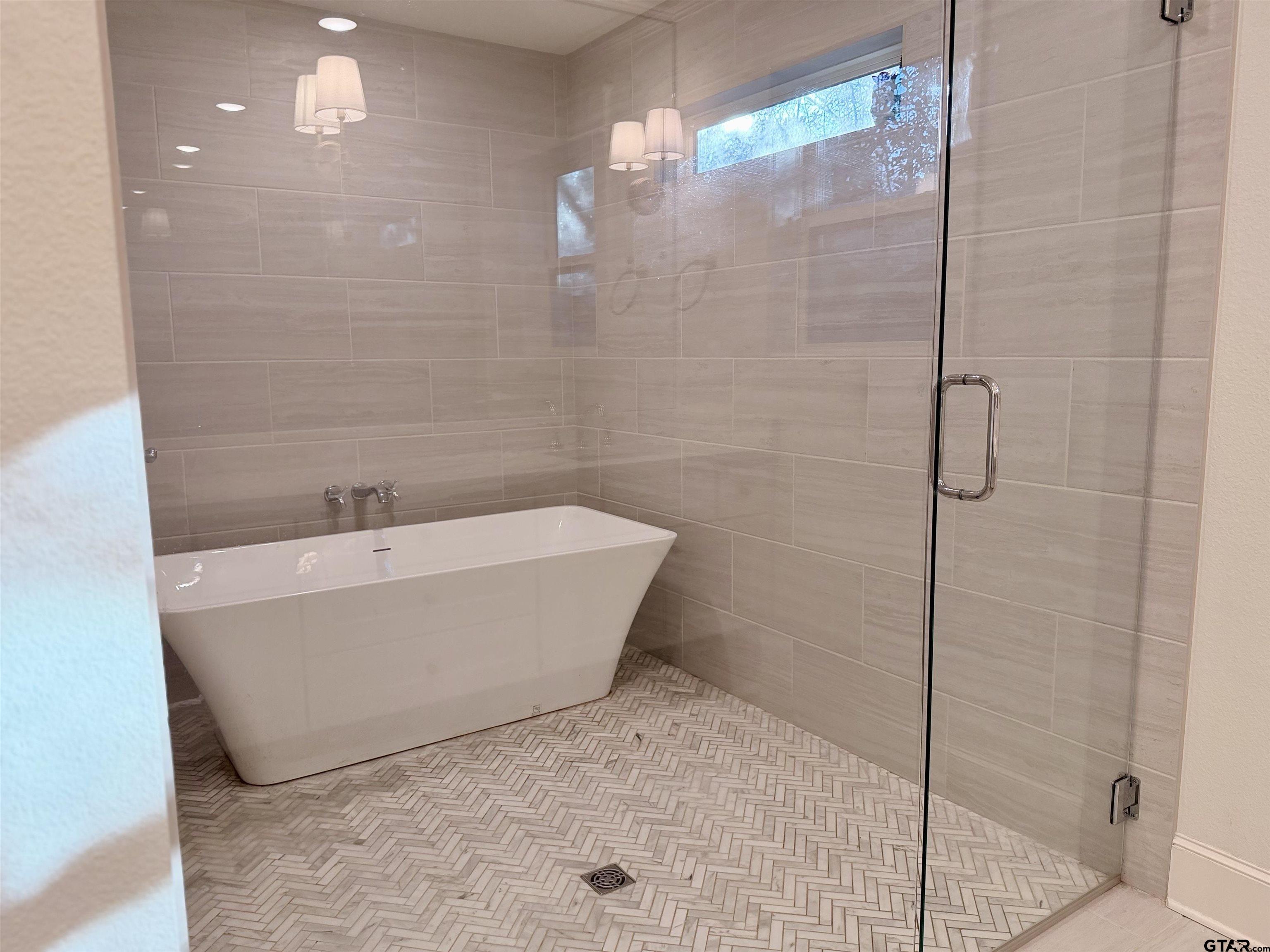 413 Dallas Street Winona, TX 75792 - Photo 6 of 33 a bathroom with a bathtub and shower