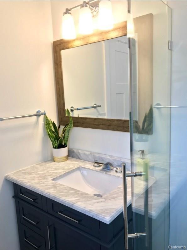 1704 Cass Avenue Road Bay City, MI 48708 - Photo 30 of 47 OWNER SUITE - BATHROOM1.jpg