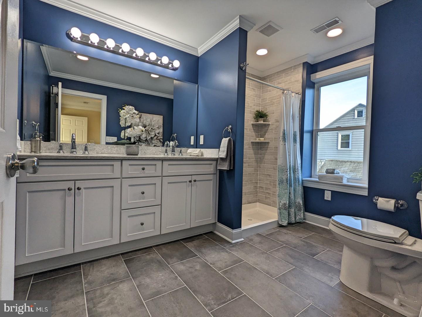 97 Powell Road Springfield, PA 19064 - Photo 23 of 28 2nd bedroom full bathroom