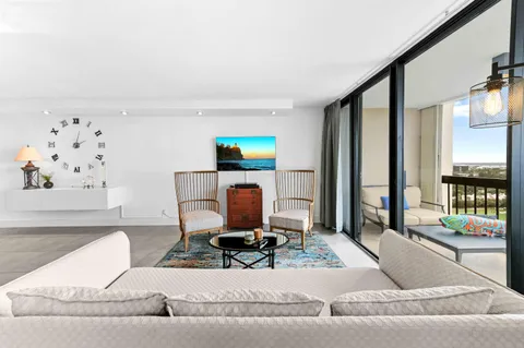 $325,000 | 2425 Presidential Way, Unit 1806, West Palm Beach, FL 33401