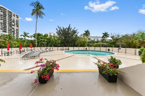 $325,000 | 2425 Presidential Way, Unit 1806, West Palm Beach, FL 33401