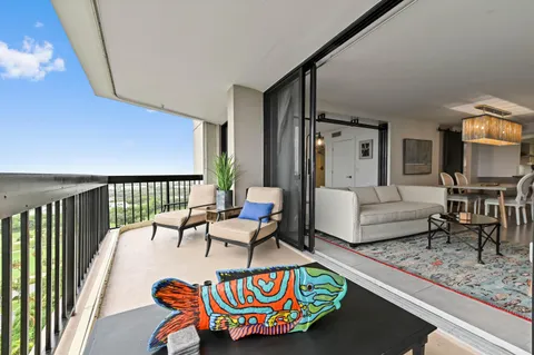 $325,000 | 2425 Presidential Way, Unit 1806, West Palm Beach, FL 33401