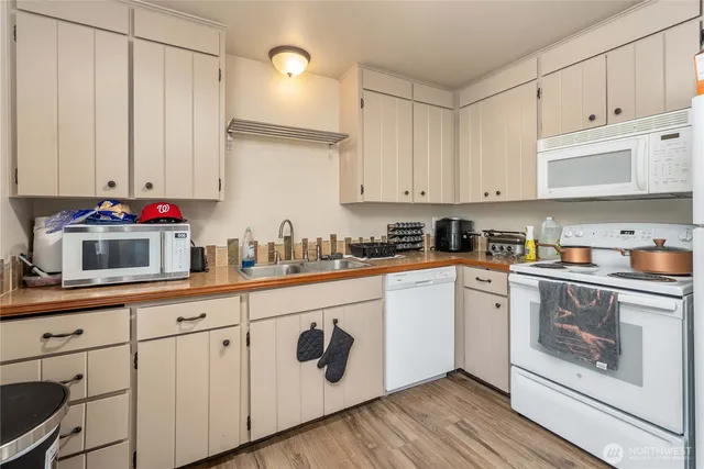 a house with swimming pool in front of it