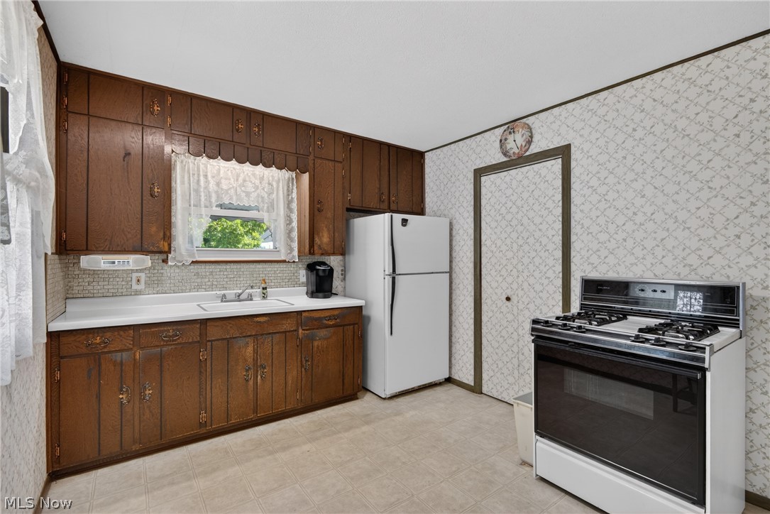 23660 Colbourne Road Euclid, OH 44123 - Photo 3 of 39