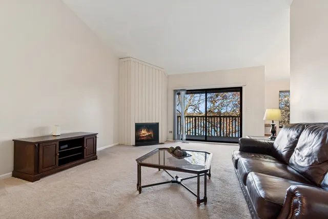 $379,000 | 33 Shoreline Road, Unit B, Lake Barrington, IL 60010