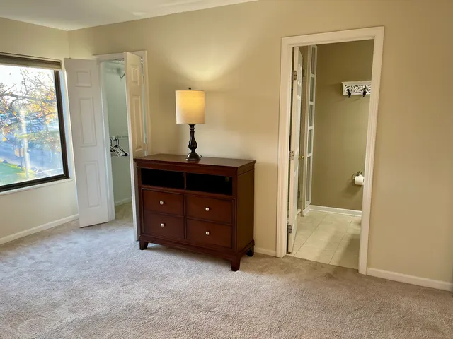 $385,000 | 33 Shoreline Road, Unit B, Lake Barrington, IL 60010