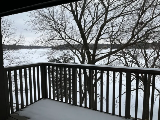 $379,000 | 33 Shoreline Road, Unit B, Lake Barrington, IL 60010