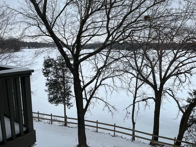 $379,000 | 33 Shoreline Road, Unit B, Lake Barrington, IL 60010