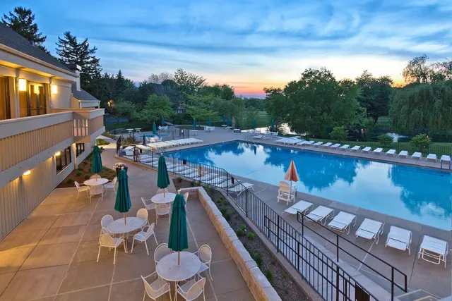 $385,000 | 33 Shoreline Road, Unit B, Lake Barrington, IL 60010