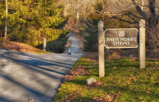 $385,000 | 33 Shoreline Road, Unit B, Lake Barrington, IL 60010