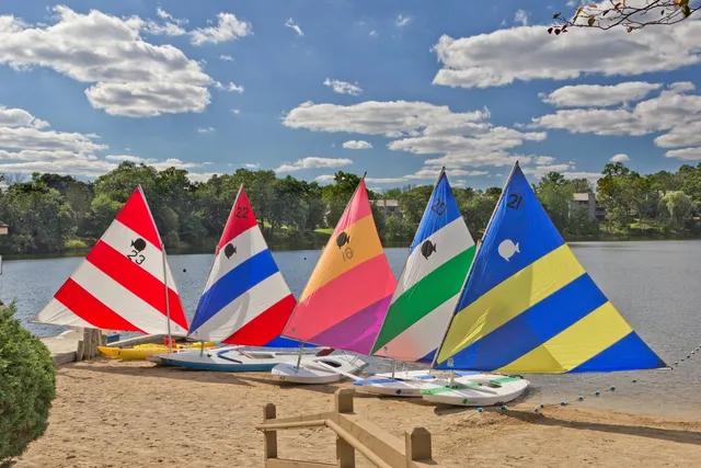 $385,000 | 33 Shoreline Road, Unit B, Lake Barrington, IL 60010