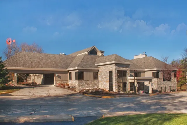 $379,000 | 33 Shoreline Road, Unit B, Lake Barrington, IL 60010