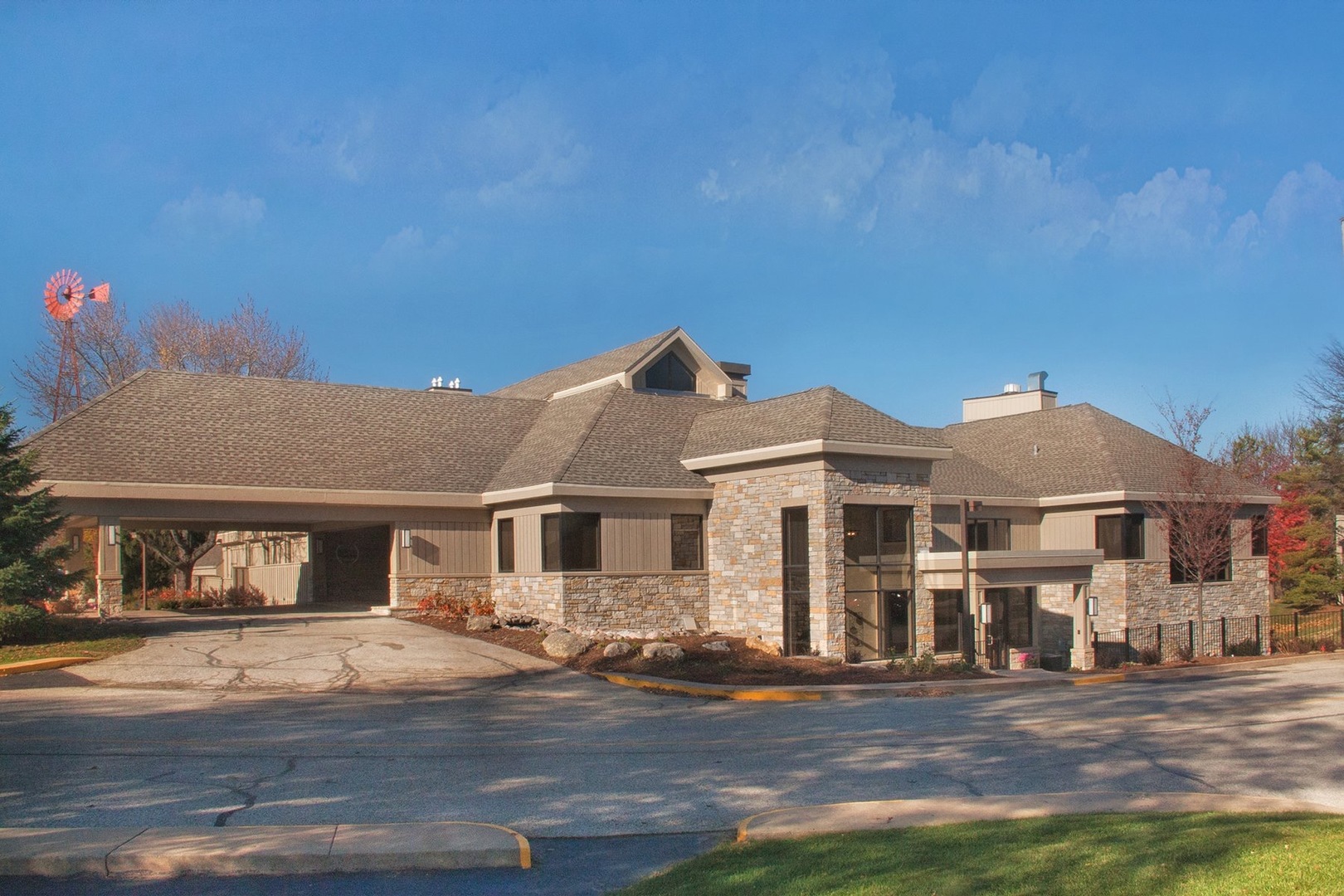 33 Shoreline Road, Unit B Lake Barrington, IL 60010 - Photo 45 of 49 a front view of a house with a yard