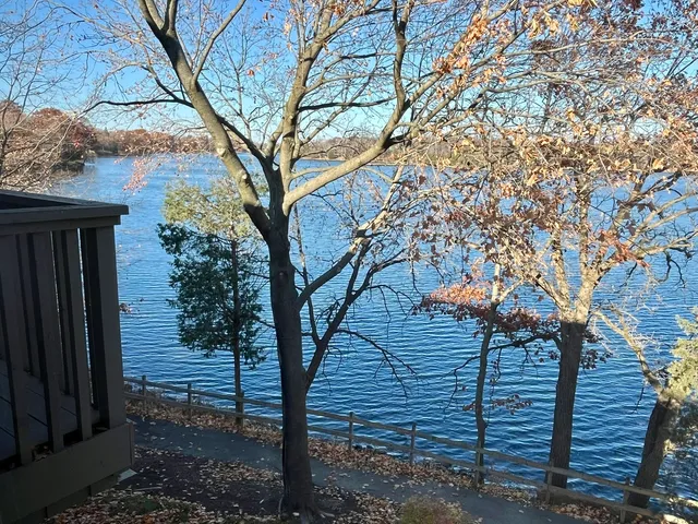 $385,000 | 33 Shoreline Road, Unit B, Lake Barrington, IL 60010