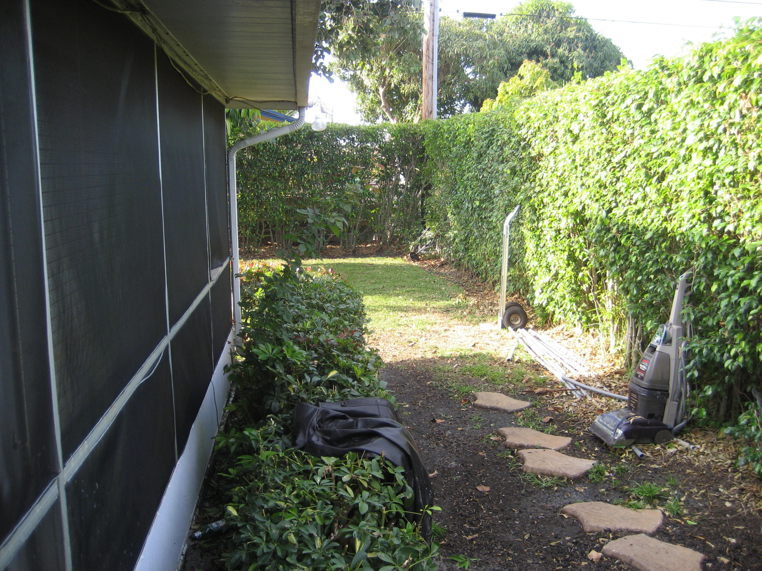 381 West 33rd Street Riviera Beach, FL 33404 - Photo 8 of 34 Side yard