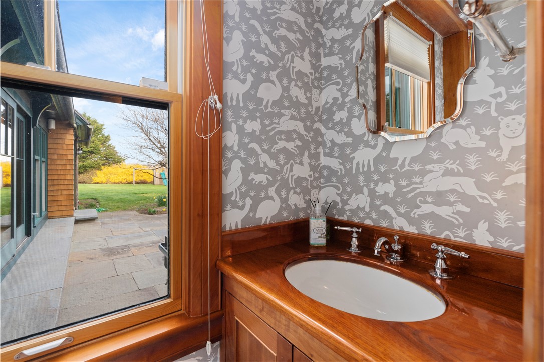 240 3rd Beach Road Middletown, RI 02842 - Photo 11 of 37