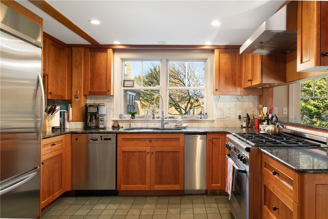 240 3rd Beach Road Middletown, RI 02842 - Photo 10 of 37