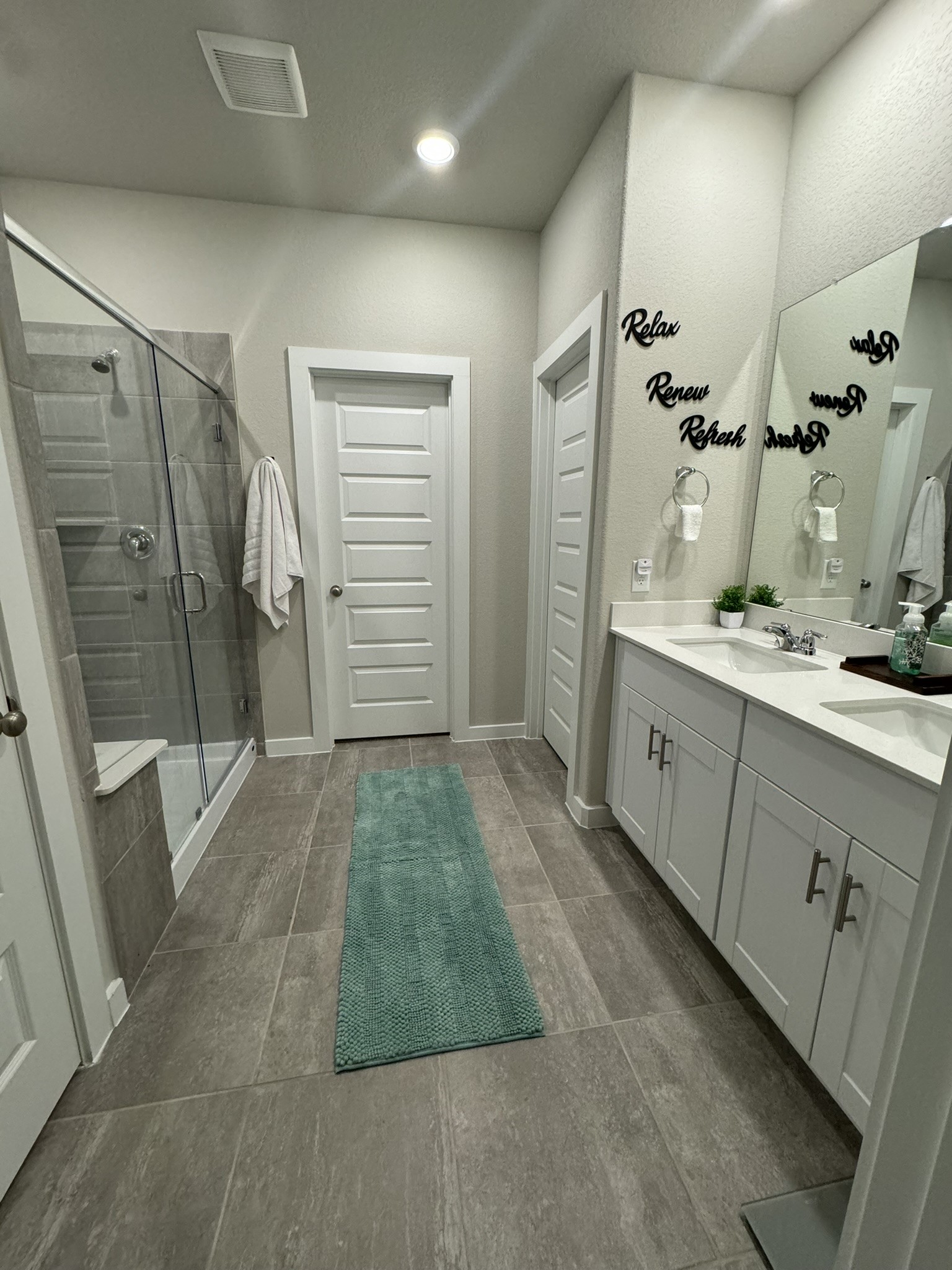 5608 Madden Lane Houston, TX 77048 - Photo 13 of 29 a bathroom with a sink a toilet and shower