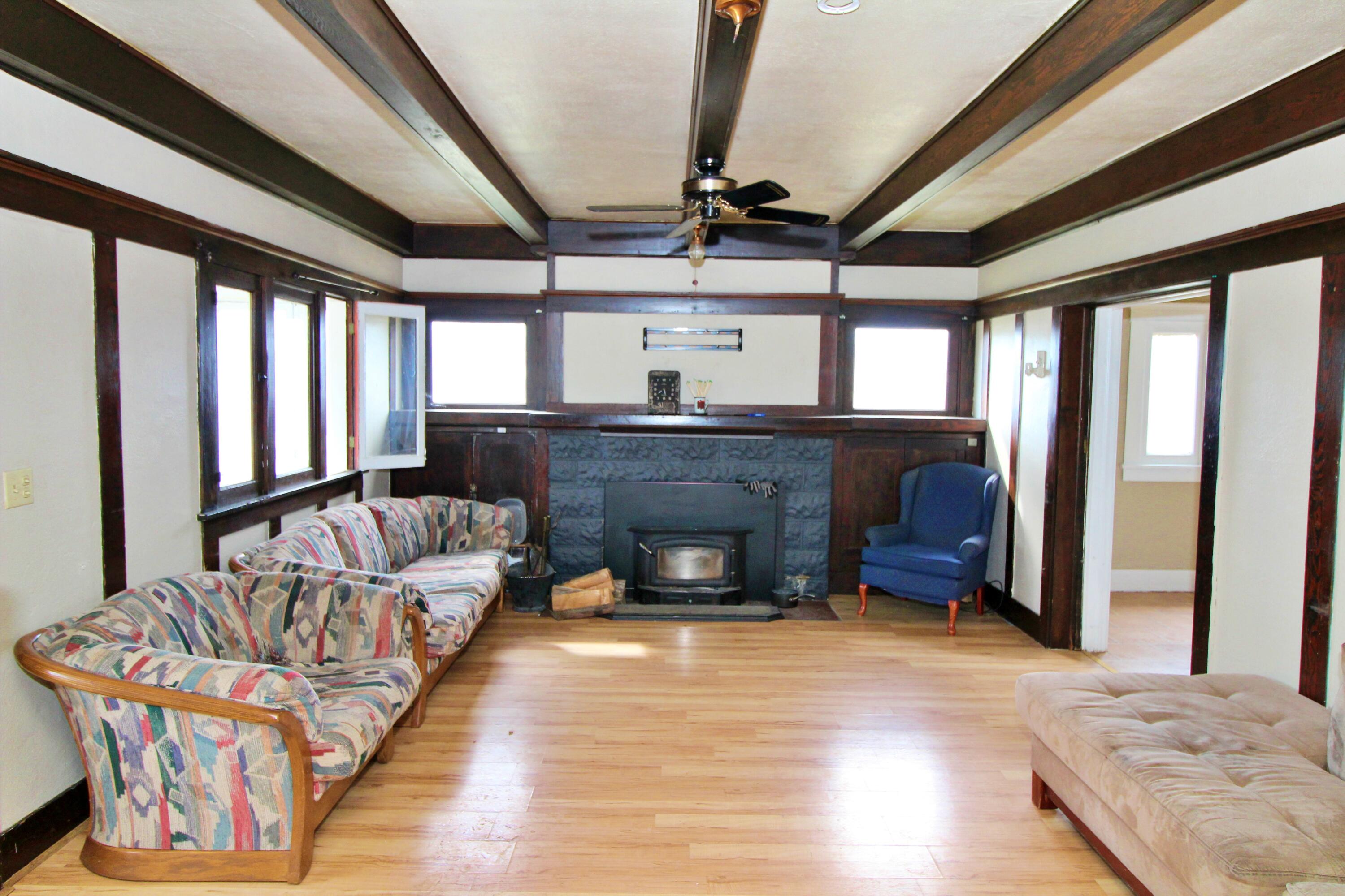 1120-a Merlin Road Grants Pass, OR 97526 - Photo 10 of 35 Living room in stick built home.