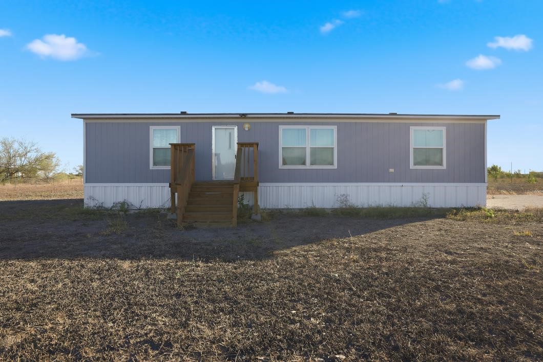 a view of back yard of the house