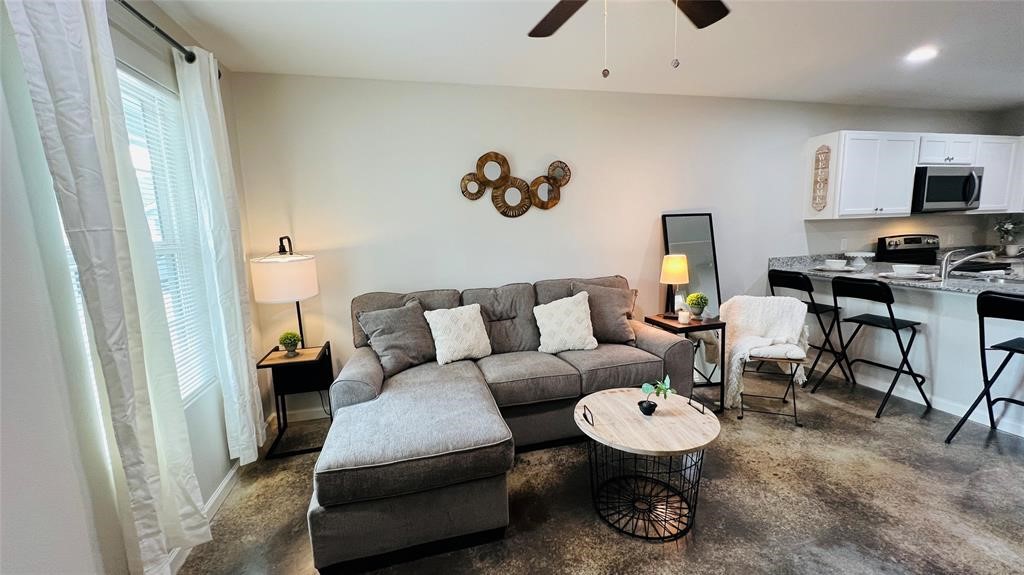 635 Martin Luther King Road Ames, TX 77575 - Photo 6 of 20 a living room with furniture and a mirror