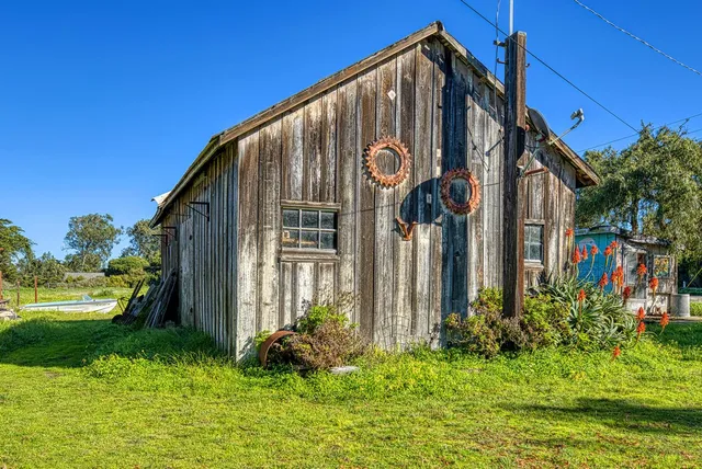 a view of a house with backyard and garden