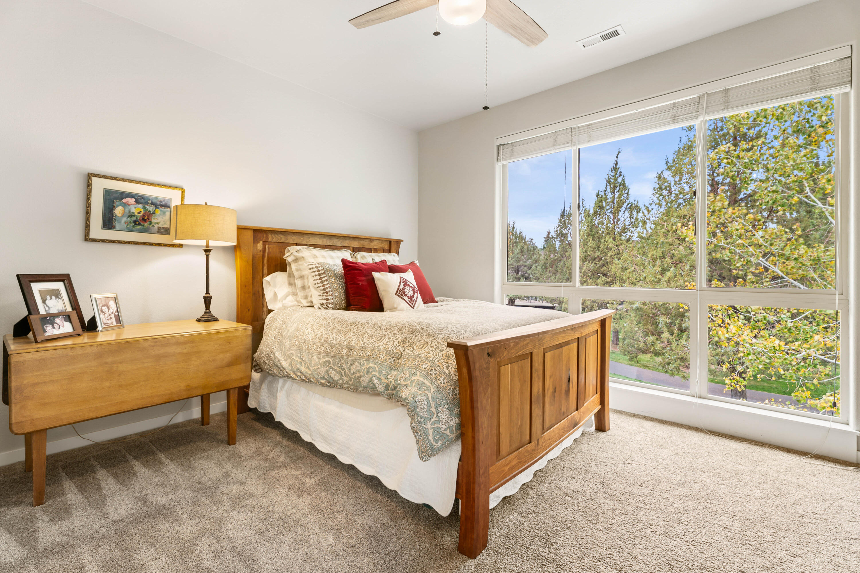 1302 Highland View Loop Redmond, OR 97756 - Photo 25 of 53 Bedroom 2 upstairs.