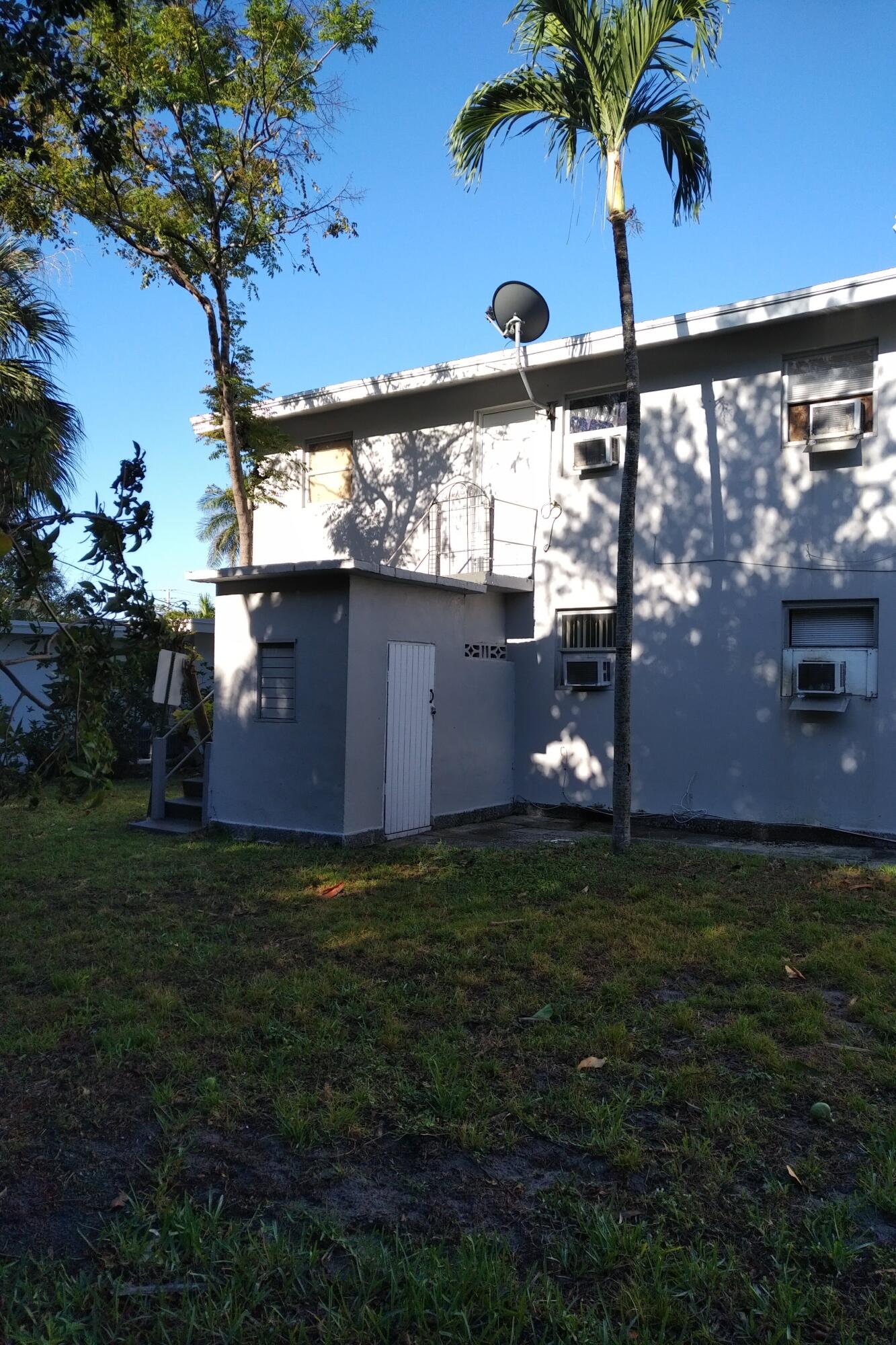 126 Cleveland Street, Unit 7 Lake Worth Beach, FL 33461 - Photo 21 of 24 a backyard of a house with lots of green space