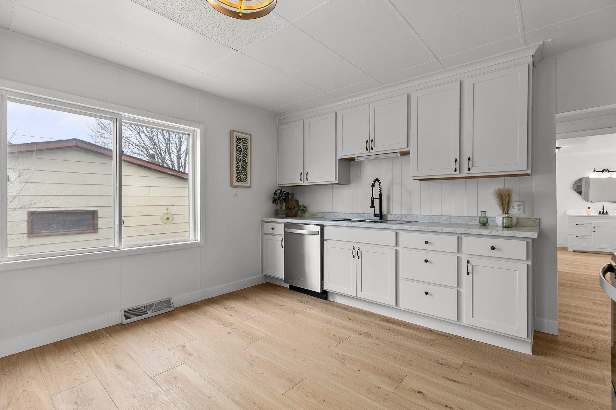 609 5th Street Oconto, WI 54153 - Photo 5 of 24