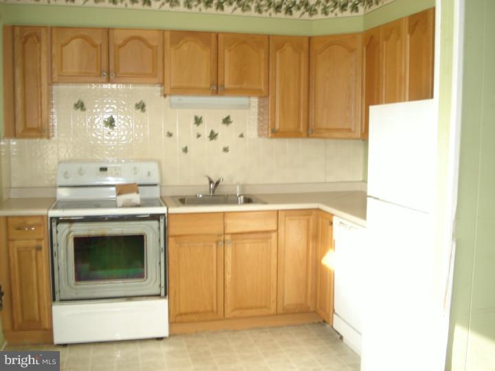 2 Iris Road Levittown, PA 19057 - Photo 3 of 3 Kitchen