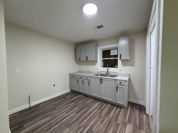 $1,800 | 8 East Brooks Road, Memphis, TN 38109