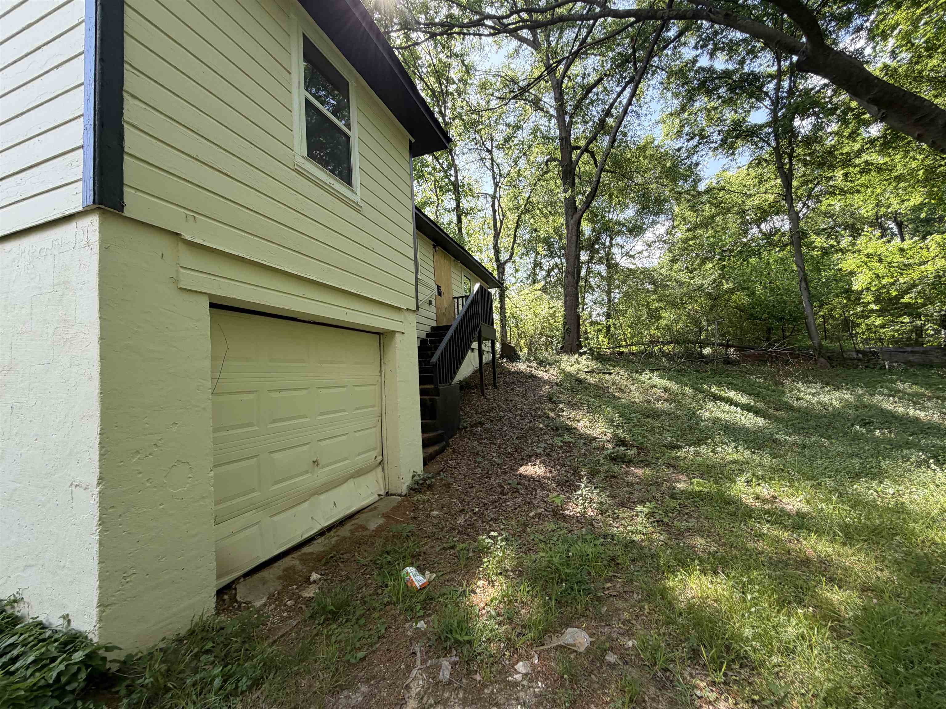 8 East Brooks Road Memphis, TN 38109 - Photo 4 of 16 a backyard of a house