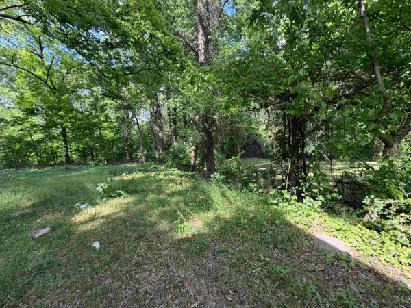 $1,800 | 8 East Brooks Road, Memphis, TN 38109