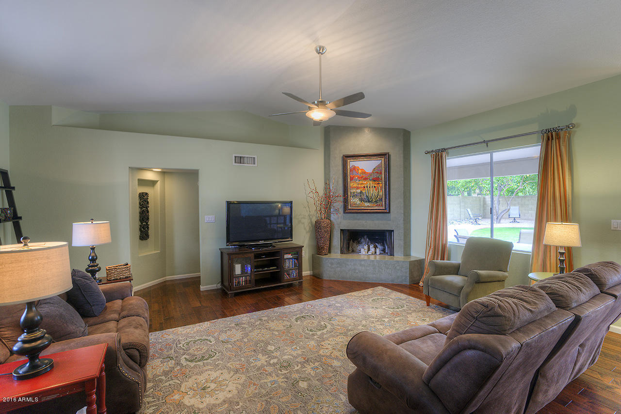 907 East Grandview Road Phoenix, AZ 85022 - Photo 2 of 17 Living Room 1