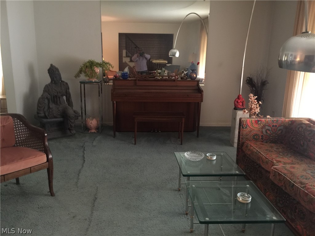 2928 Hampton Road Cleveland, OH 44120 - Photo 3 of 23