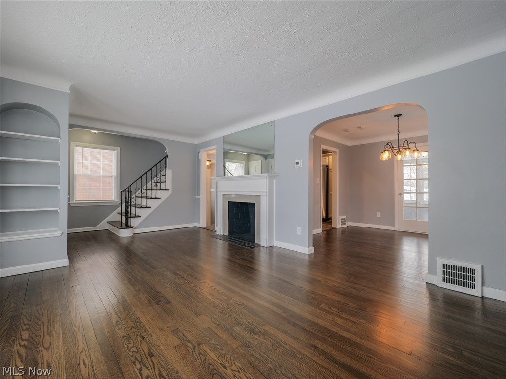 1048 Pennfield Road Cleveland, OH 44121 - Photo 3 of 23