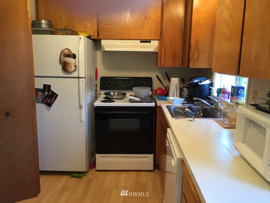 24306 Carter Road Bothell, WA 98021 - Photo 14 of 17 a kitchen with a stove and a refrigerator