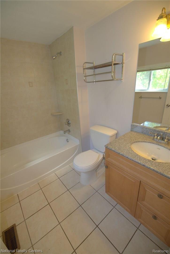2790 Harvey Street Rochester, MI 48309 - Photo 13 of 21 Updated full bath