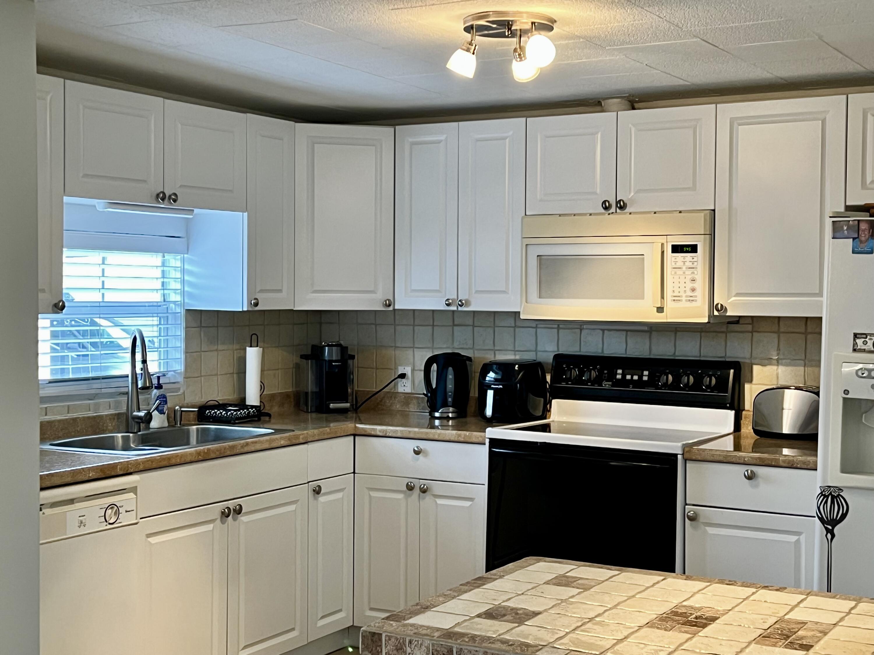 3325 Street Street Hollywood, FL 33021 - Photo 3 of 39 IMG_8115