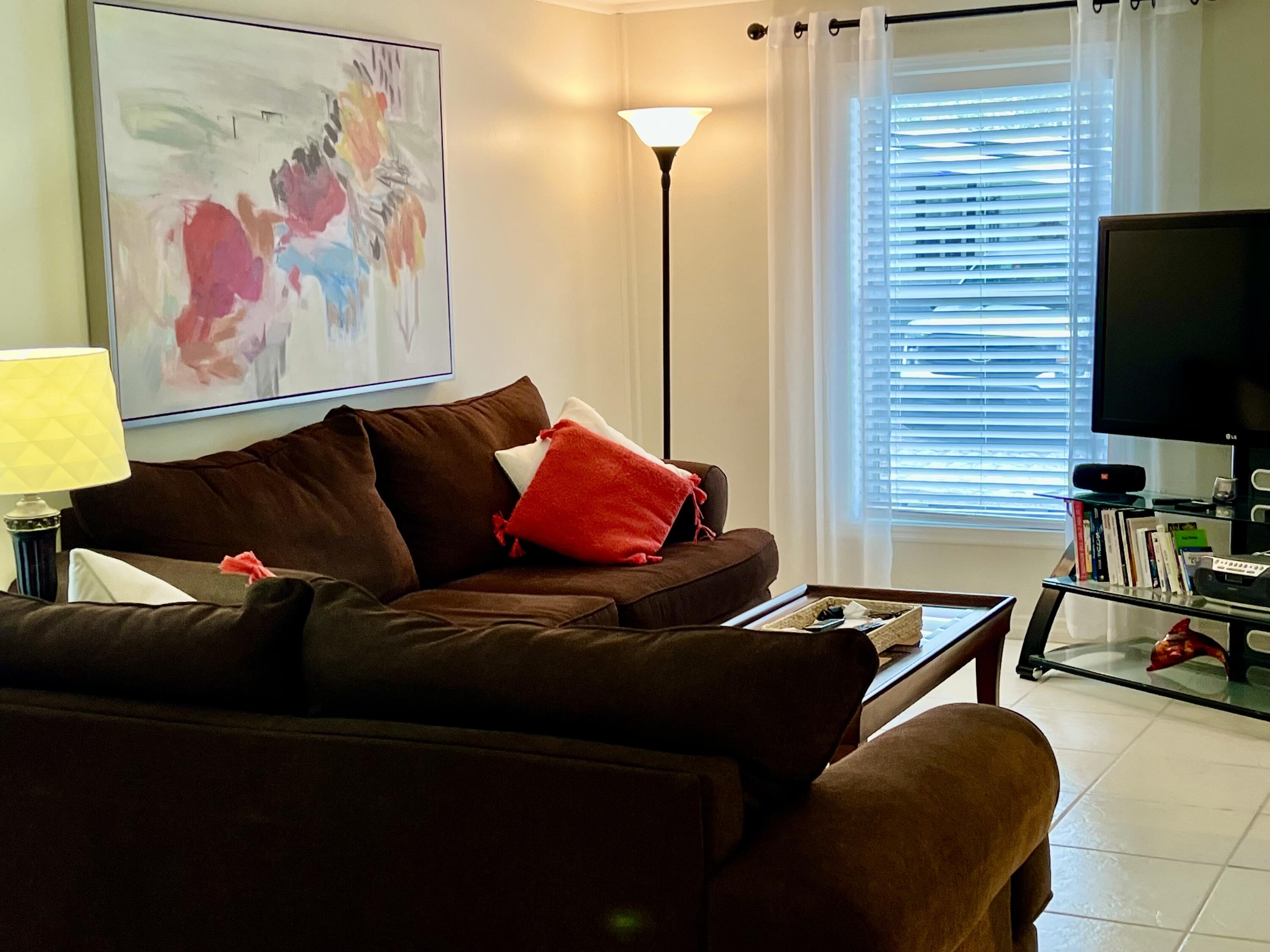 3325 Street Street Hollywood, FL 33021 - Photo 4 of 39 IMG_8117