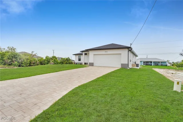a view of a house with backyard and garden