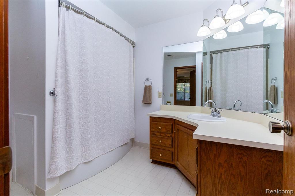 195 Meadow Ln Circle Rochester Hills, MI 48307 - Photo 19 of 34