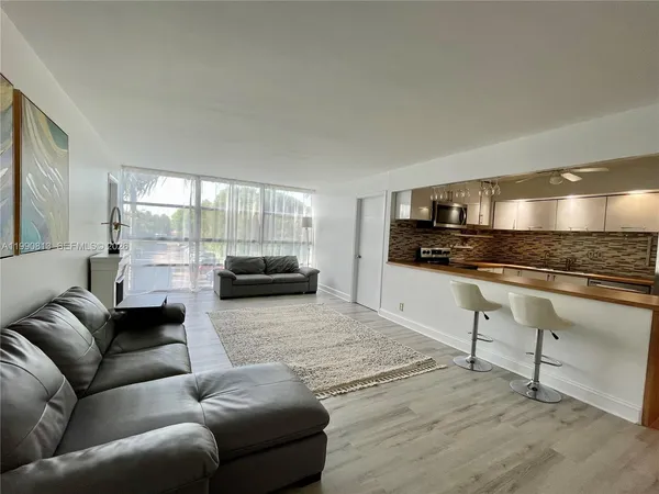 $2,700 | 2101 Atlantic Shores Boulevard, Unit 320, Hallandale Beach, FL 33009