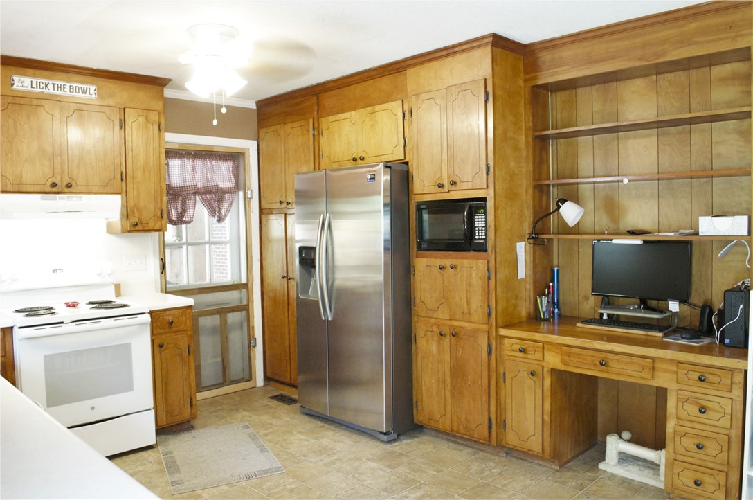 418 Ponce DeLeon Drive Anderson, SC 29621 - Photo 5 of 17 Kitchen with built in work space/desk