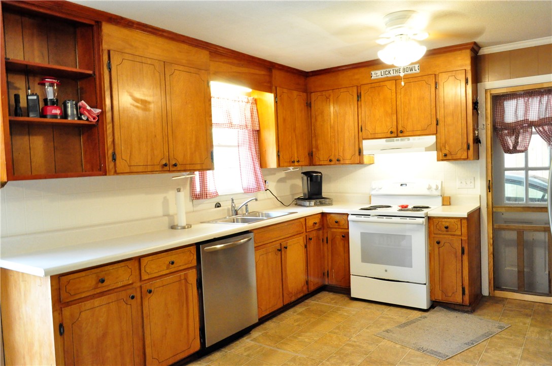 418 Ponce DeLeon Drive Anderson, SC 29621 - Photo 6 of 17 Kitchen- all appliances convey with sale