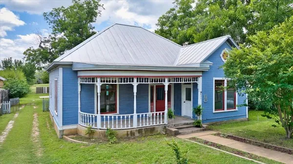 a view of a house with backyard and garden