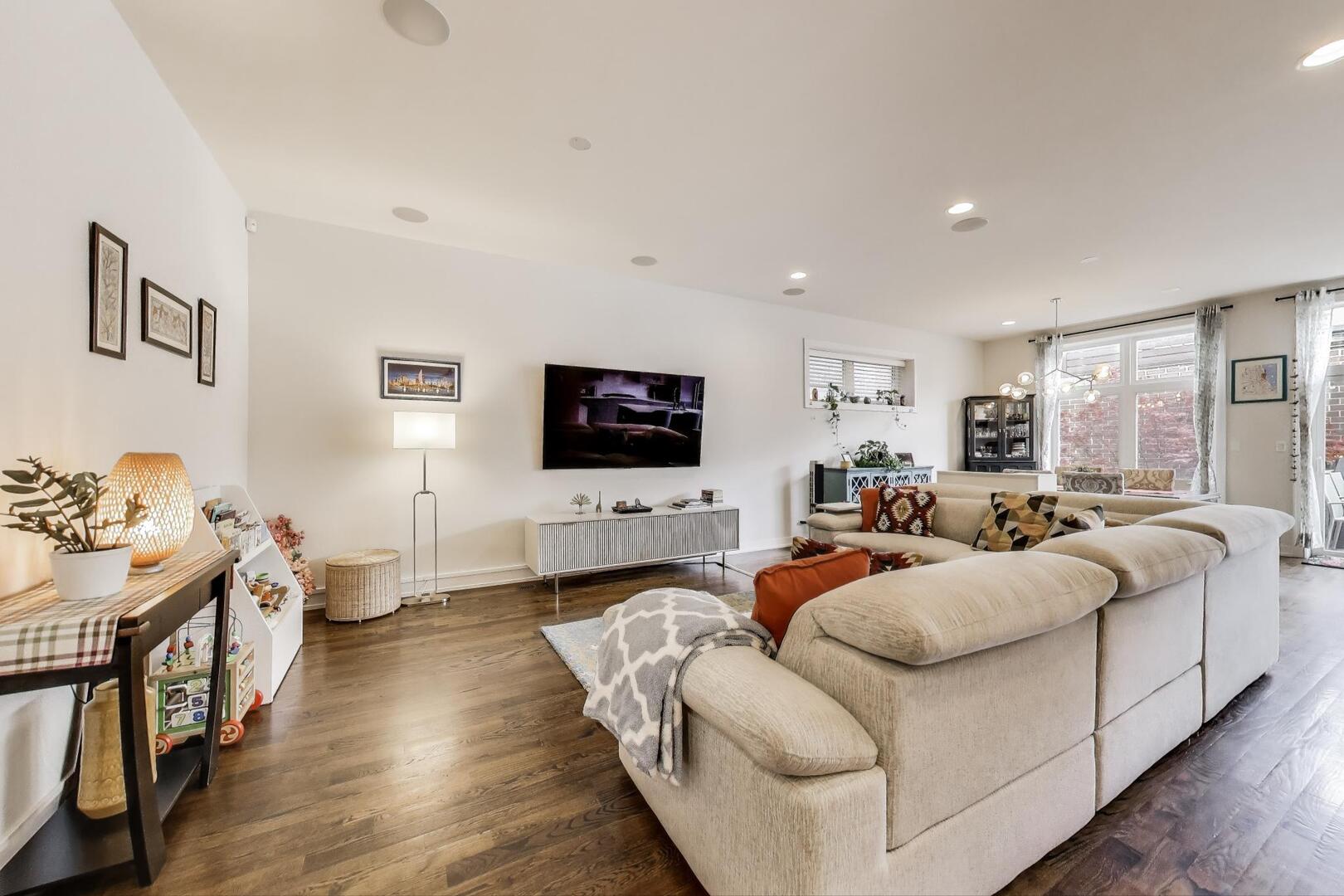 1832 West Rice Street, Unit 1N Chicago, IL 60622 - Photo 4 of 28 a living room with furniture and a flat screen tv